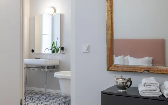 2200SQFT Luxury Apartment in City Center