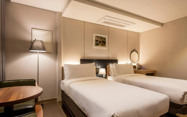 The First Stay Hotel