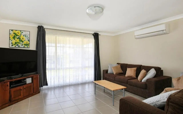 Kingfisher - Pet-Friendly - 10 Mins to Hyams Beach
