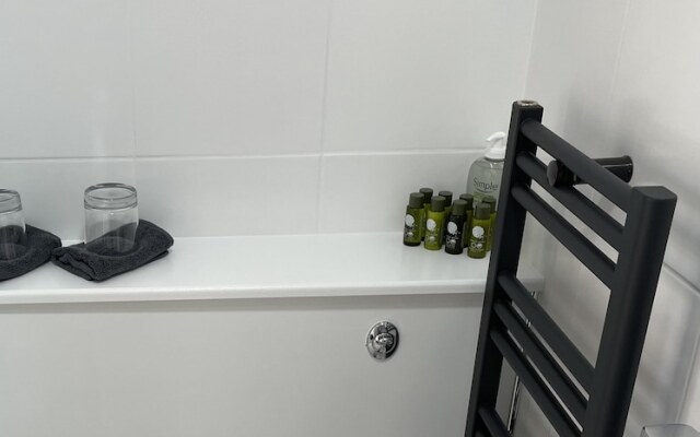 Stunning, Contemporary 1 Bedroom En-suite Annexe