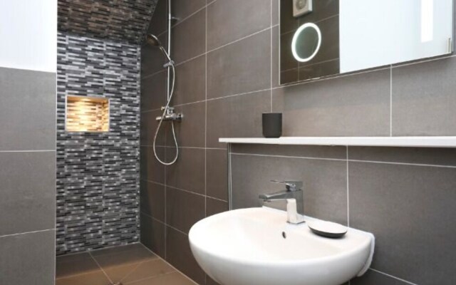 Modern, Stylish Apt. in Excellent Central Location
