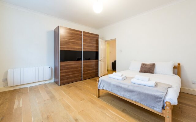 Comfortable Liverpool Street Home by Shoreditch