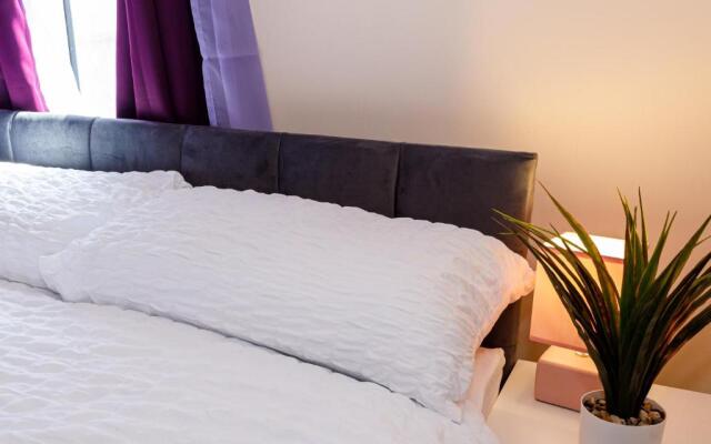 4 Beds Sleeps 6 - Elegance Leisure Stay, Burnley