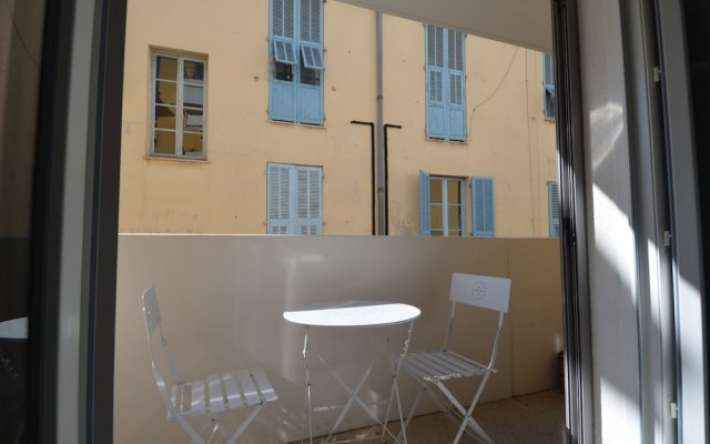 Apartment 4 persons with balcony near tramway Port of Nice district