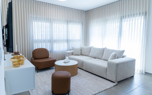 SeaFront Luxurious 3 BR Apartment