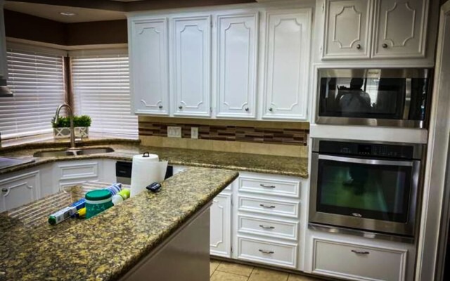4Bdrm 3.5Bath 8Beds - Pool House