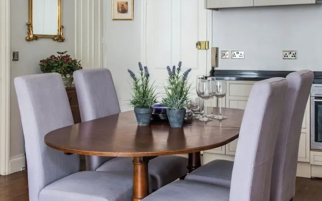 Harcourt Terrace II by Onefinestay