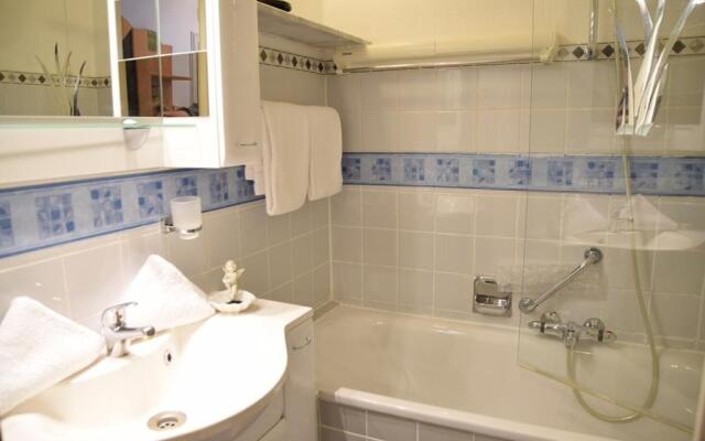 2-Zimmer-Appartement im 1. Obergeschoss mit Hallenschwimmbad und Sauna.