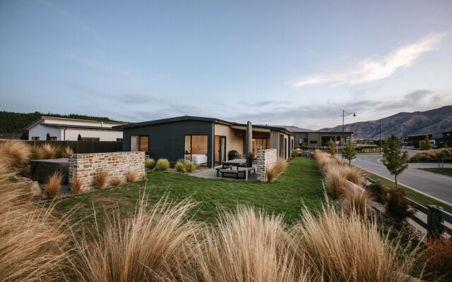 Bull Ridge Retreat - Sleeps 8 - Hot Tub