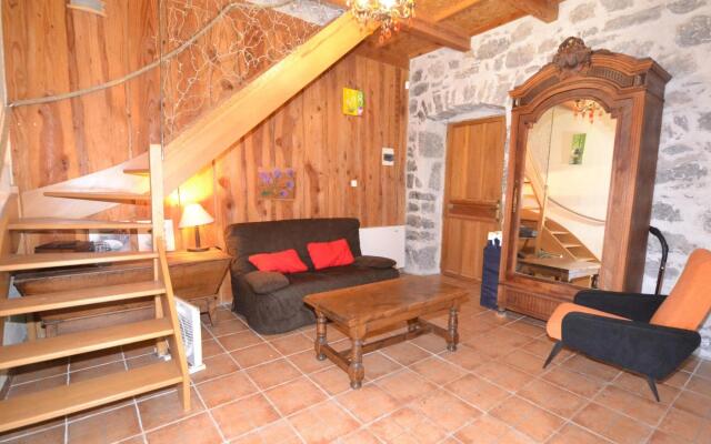 Vintage Holiday Home in Lanas with Swimming Pool