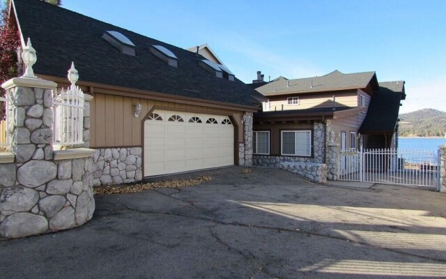 032 - Lakefront Village Escape