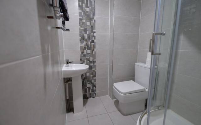 Enticing Holiday Home in Coventry With Garden