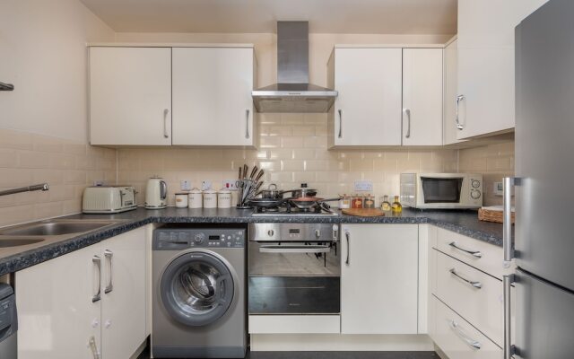 Luxury 2 Bed Flat by the Canal