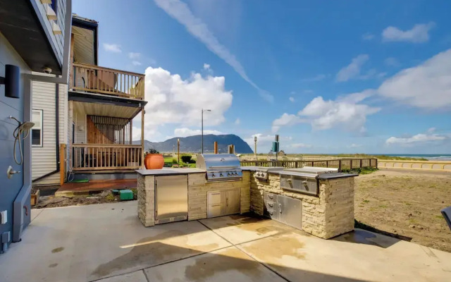 Seaside Vacation Rental: Walk to Beach & Downtown!