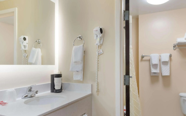 All Seasons Inn & Suites