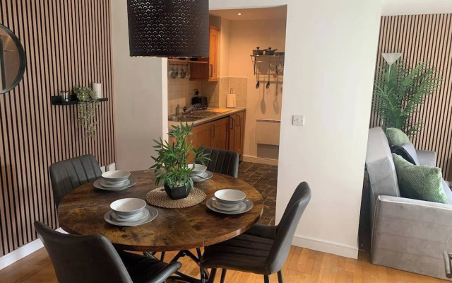 Central Liverpool Apartment-sleeps 6-free Parking