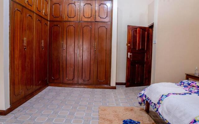 Modern spacious home near national park and malls
