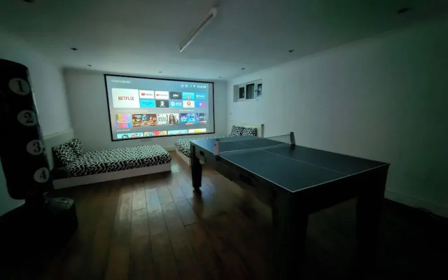Annexe Pool Table, air Hockey, Table Tennis, Movie