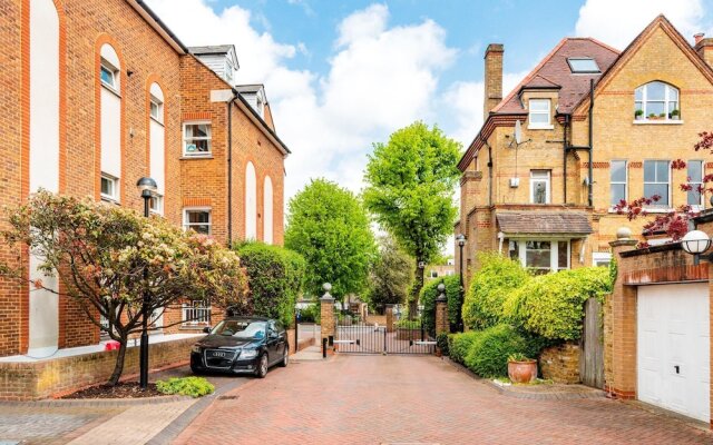 Pleasant Putney Home Close to the Tube Station