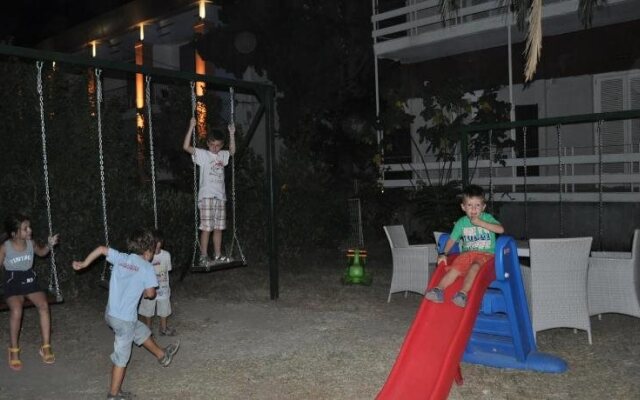 Okeania Seafront Rooms in Kamena Vourla