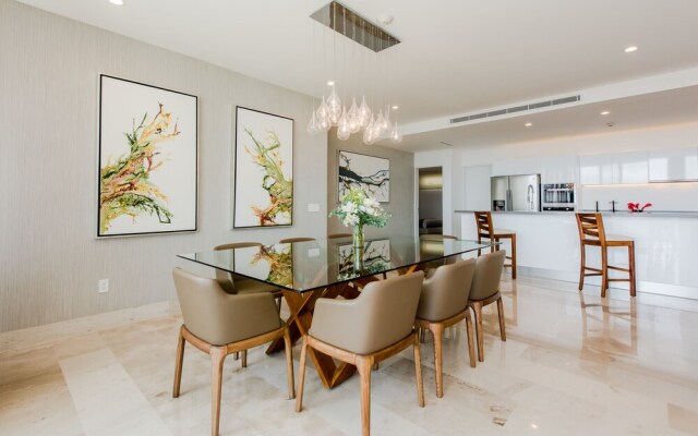 Luxury Penthouse with Hot Tub & Rooftop