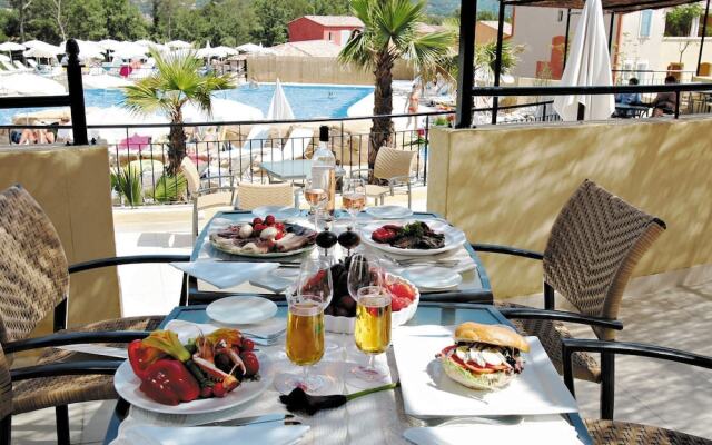 Attractive Holiday Home With Three Bathrooms and a Jacuzzi