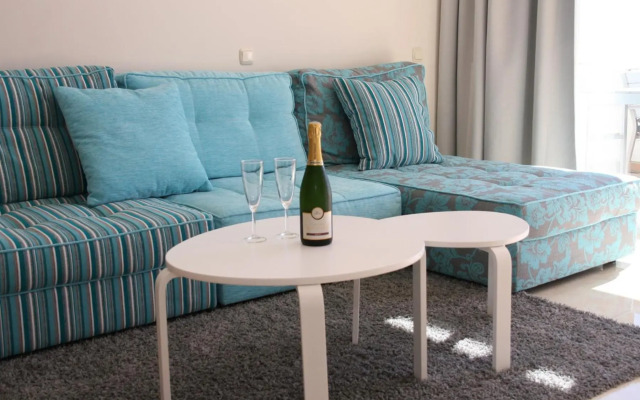 2152-Modern apt with private beach