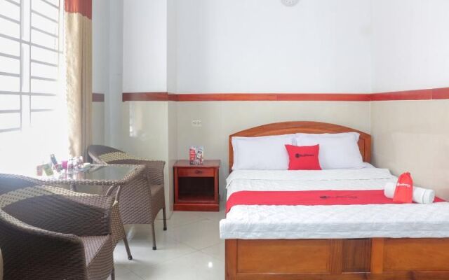 Reddoorz Plus Near Binh Tay Market