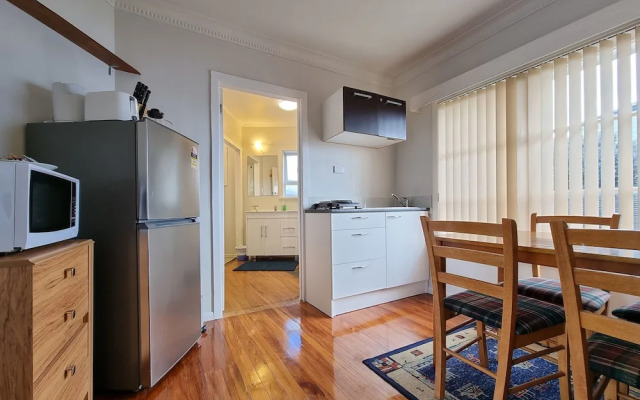 Cosy Unit by Airport - Heat Pump - WIFI