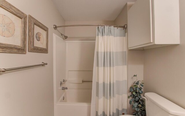 Full Condo w/ Pool & Gym, Sleeps 4