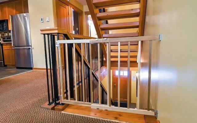 Pinnacle Ridge Chalets by Fernie Lodging