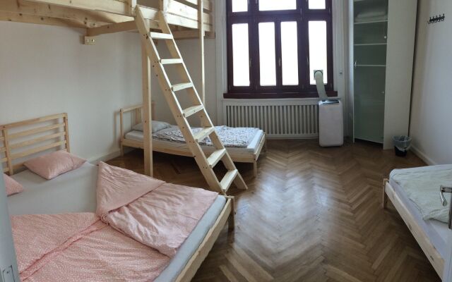 Baroque Hostel & Coworking