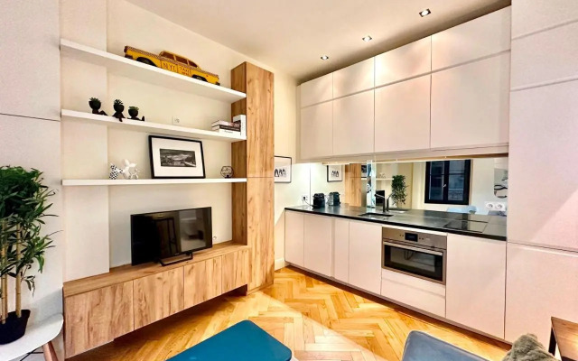 Family Apartment In Front Of The Eiffel Tower