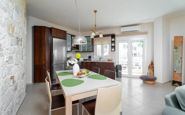 M N Luxury Apartment Sea View