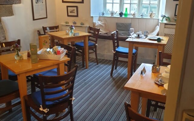 Drewe Arms Bunk Rooms & Church Cottage