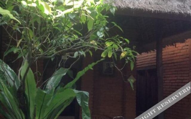 Nyoman Astana bungaloWs