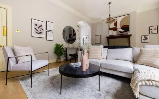 The Woking Wonder Captivating 3bdr Flat With Parking