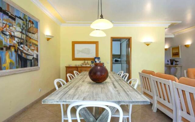 A Stylish Villa With a Private Pool, Short Drive From the Centre, Free AC & Wifi