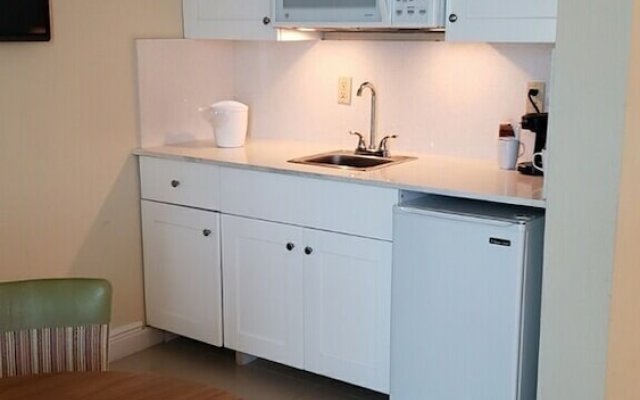Newly Renovated Studio with Kitchenette