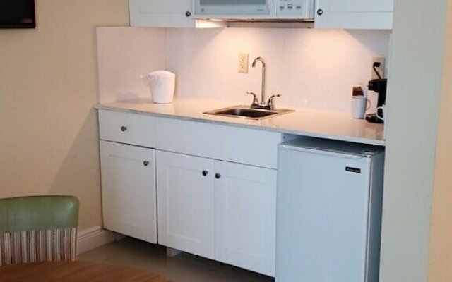 Newly Renovated Studio with Kitchenette