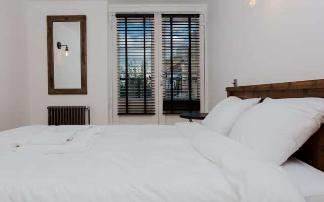 2 Bedroom Flat near Canary Wharf Sleeps 4