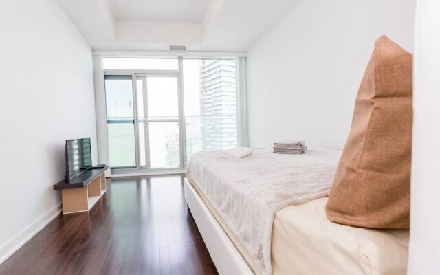 Couples Retreat @downtown With Lakeshore View