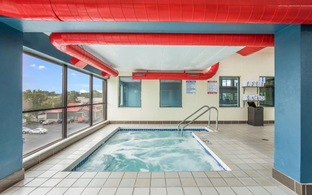 AmericInn & Suites By Wyndham Baraboo Event Center