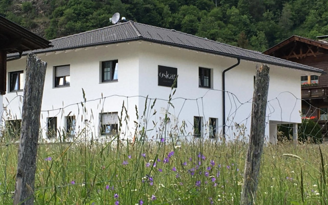 Oskar Apartments