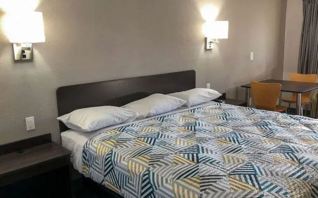 Motel 6 Columbus, OH - Quarter Horse