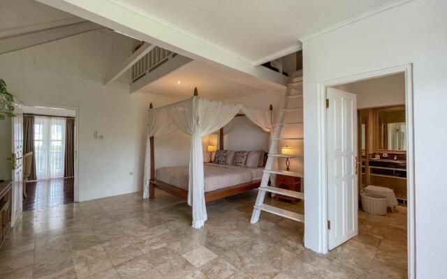Villa Putih - Canggu beach house 150m Berawa beach