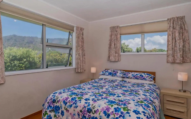 Beachfront Hideaway - Matarangi Holiday Home