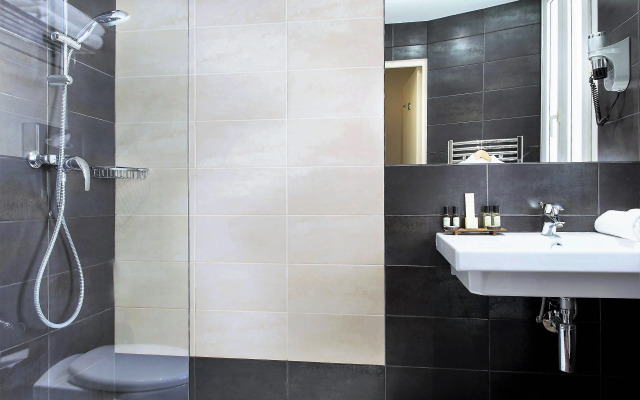 Hotel Ariane Montparnasse by Patrick Hayat