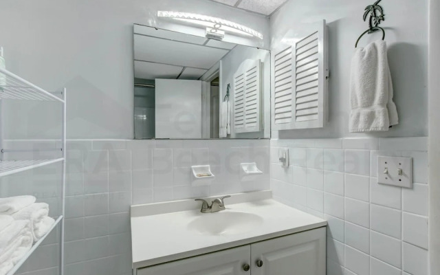 Spacious Oceanfront Condo, Easy Access to Private Fishing Pier by RedAwning