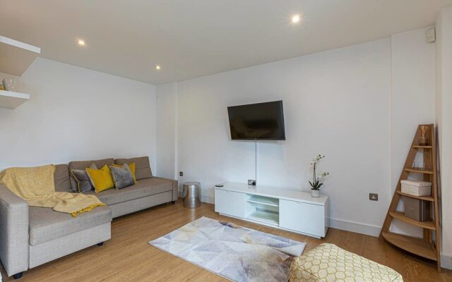 Stylish 2-bed Flat w/ Terrace in South East London